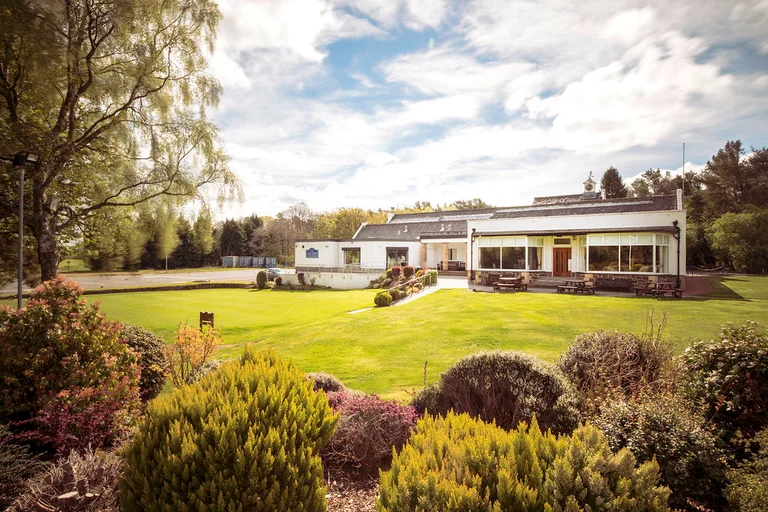 1st tee looking towards clubhouse